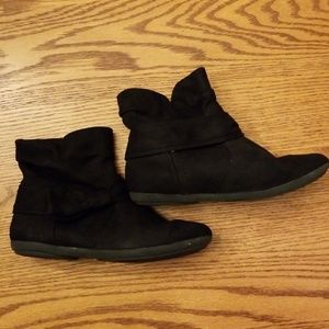Black suede ankle boots pull-on